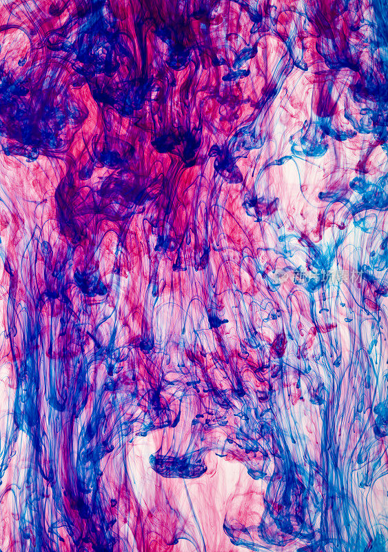 蓝色和红色染料在水中
