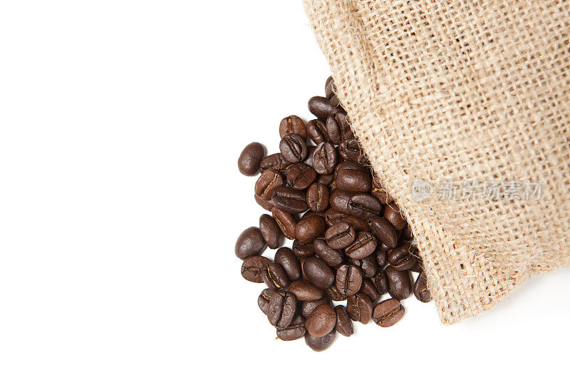 近距离的咖啡豆从袋子里溢出
