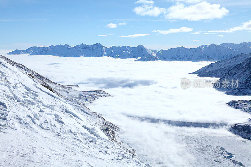 冬季景观与意大利山坳塞尼斯