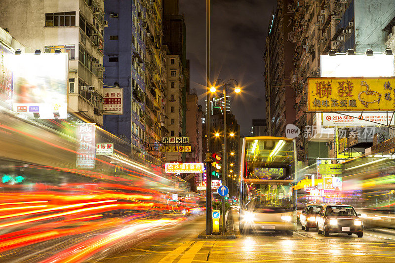 繁忙的街道在香港的夜晚，中国