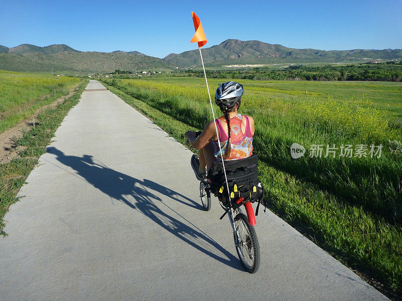 女人躺在自行车踏板上科罗拉多熊溪湖公园