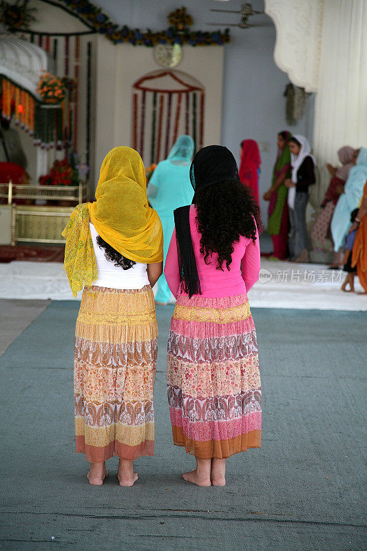 两名女子在锡克教寺庙祈祷