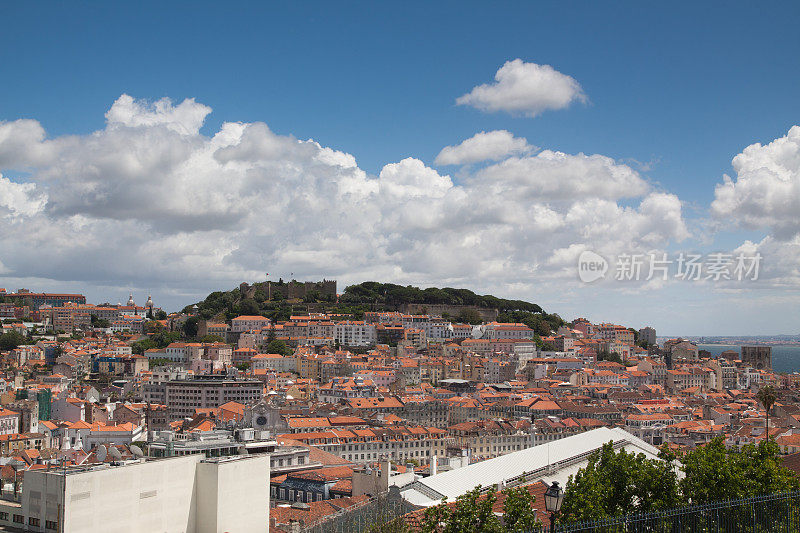 葡萄牙里斯本圣乔治城堡山全景。