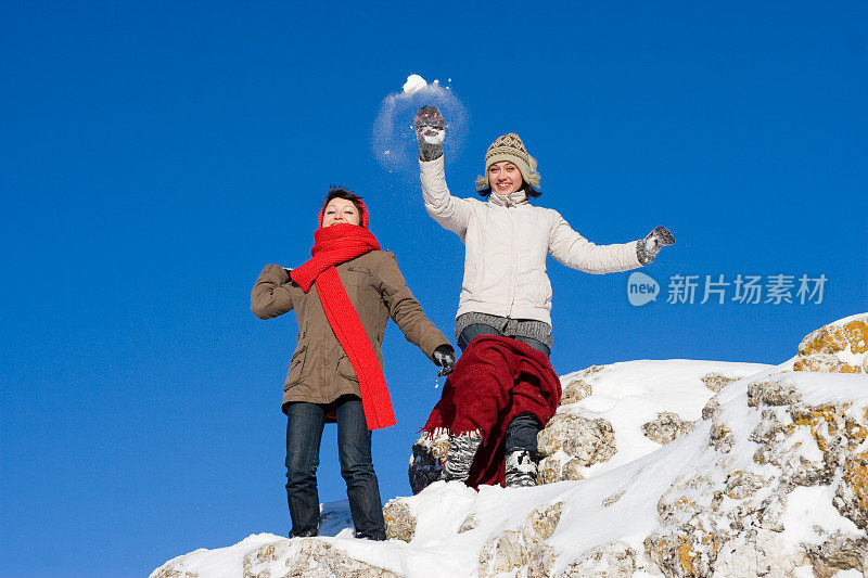 两个女人在扔雪球