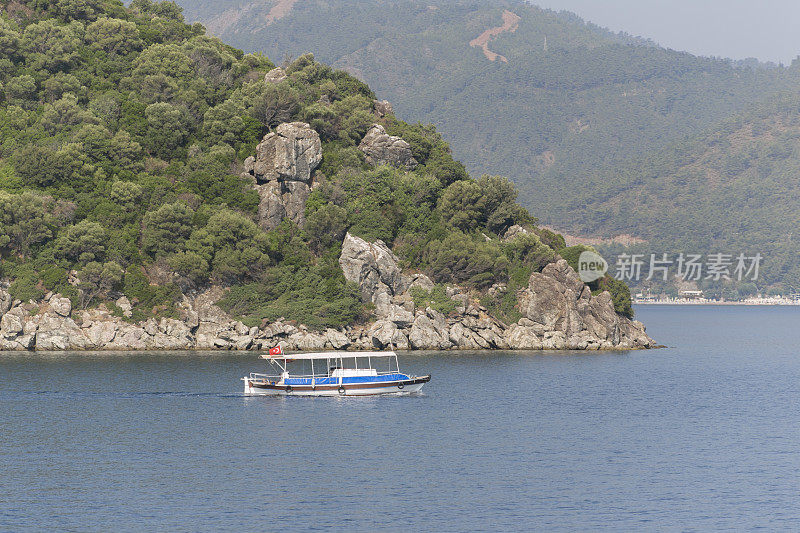 土耳其穆格拉爱琴海马尔马里斯湾的一艘小游船