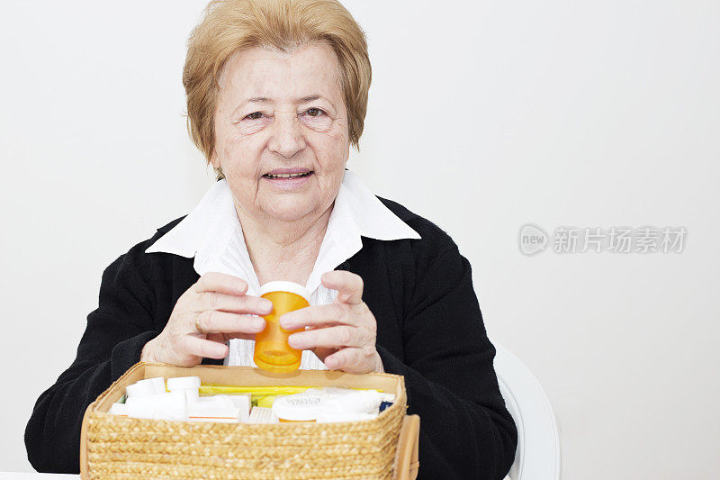 老年妇女拿着一篮药
