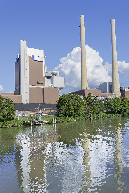 德国海尔布隆燃煤发电站，配有冷却塔