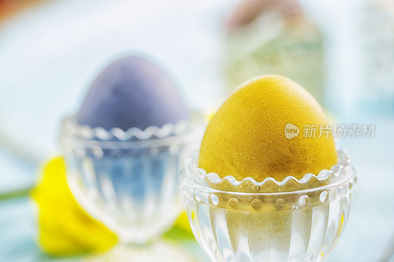 彩色复活节彩蛋在装饰蛋杯