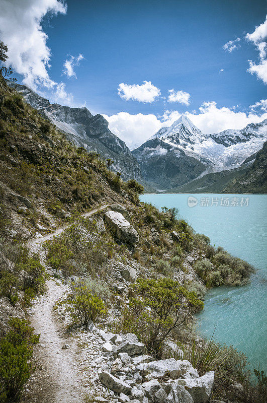 秘鲁安第斯山脉的帕龙湖和金字塔峰
