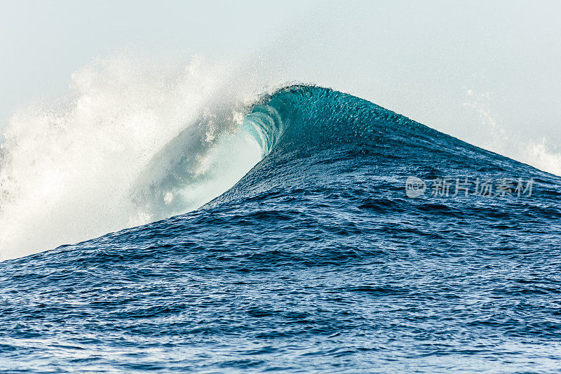 Teahupo'o海滩上巨大的管波