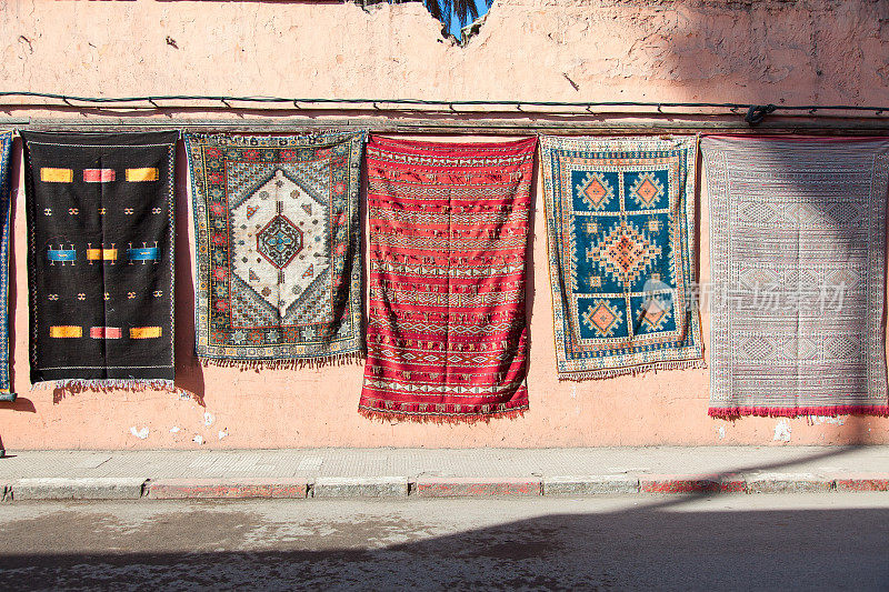 在马拉喀什市场展出的地毯和地毯。摩洛哥。