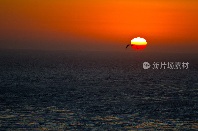 海滩附近海面上的日落