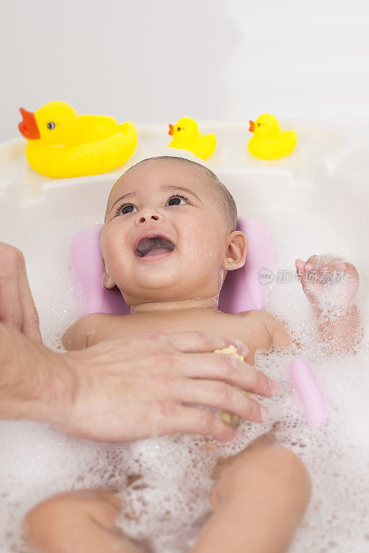 可爱的宝宝喜欢洗澡。