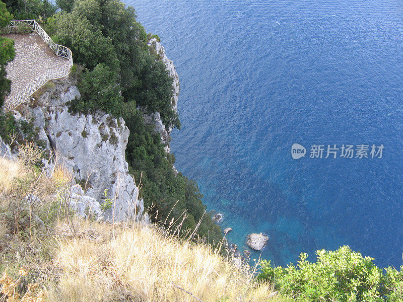 悬崖上的阳台