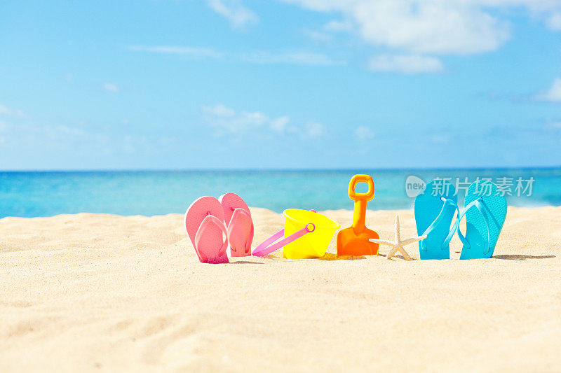 夏日情侣海滩度假与人字拖和海滩玩具