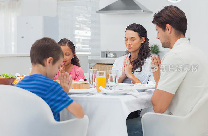家人在吃饭前祷告