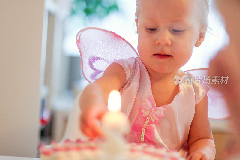小女孩打扮成仙女和生日蛋糕