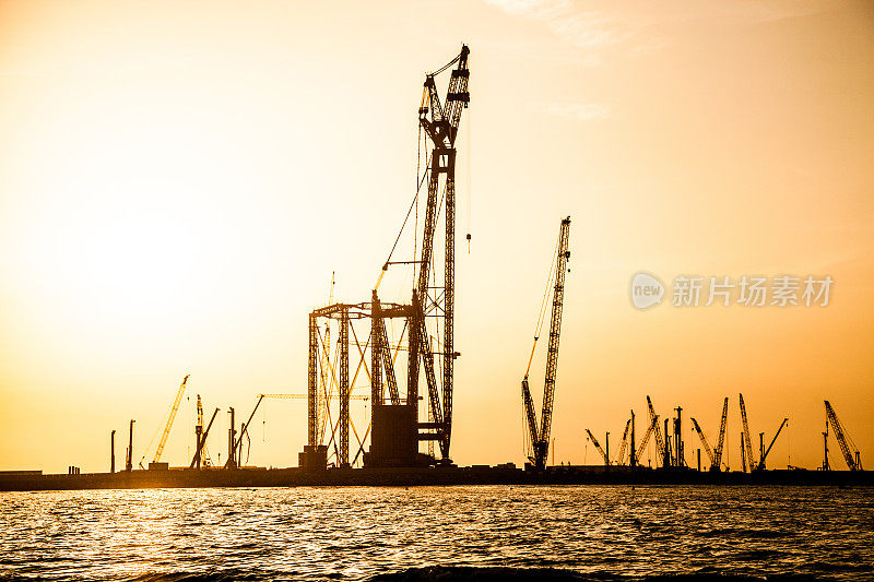 迪拜码头工业港口的巨型起重机
