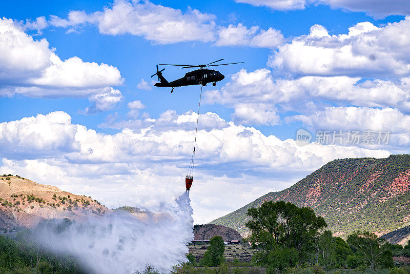 消防直升机与水桶