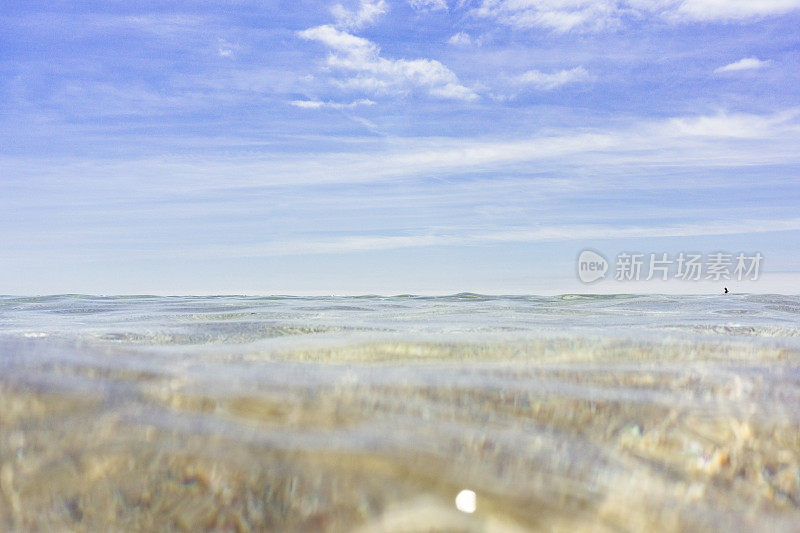 清澈的浅海，康沃尔南部海岸，佩德范德海滩