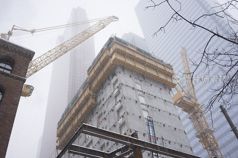 雪下建筑工地