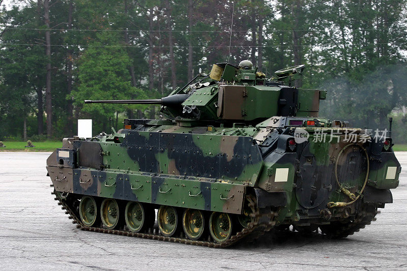混凝土场地上的M2布拉德利装甲战车