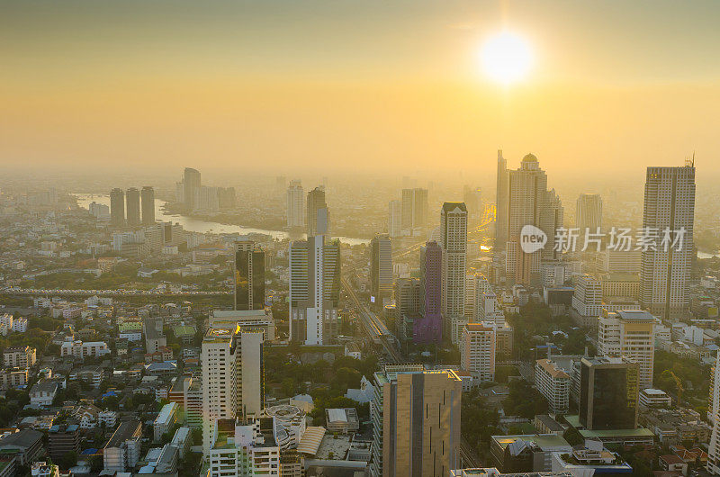 曼谷市景，黄昏时分高楼林立的商业区(泰国曼谷)