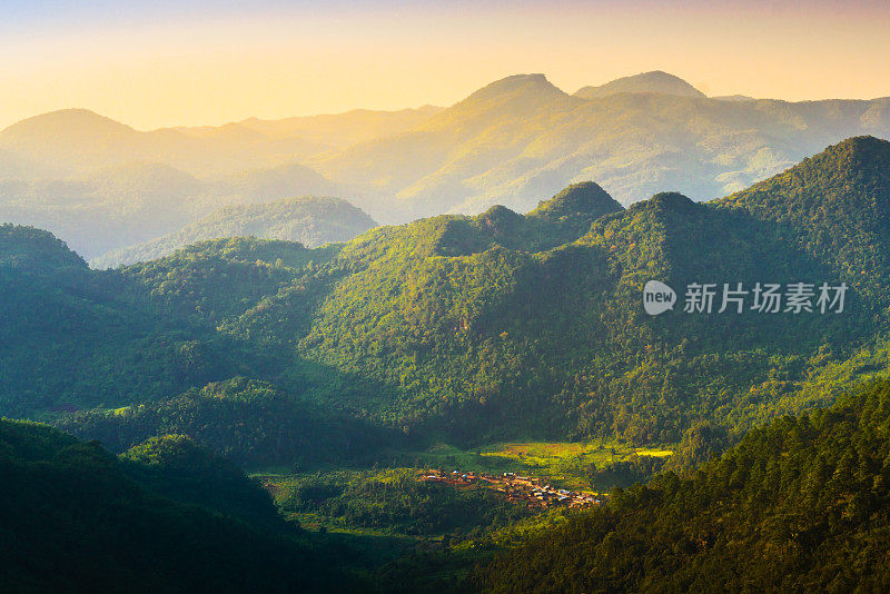 泰国北部的山景日出和薄雾