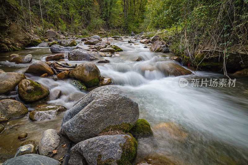 风景优美的山涧流水小溪