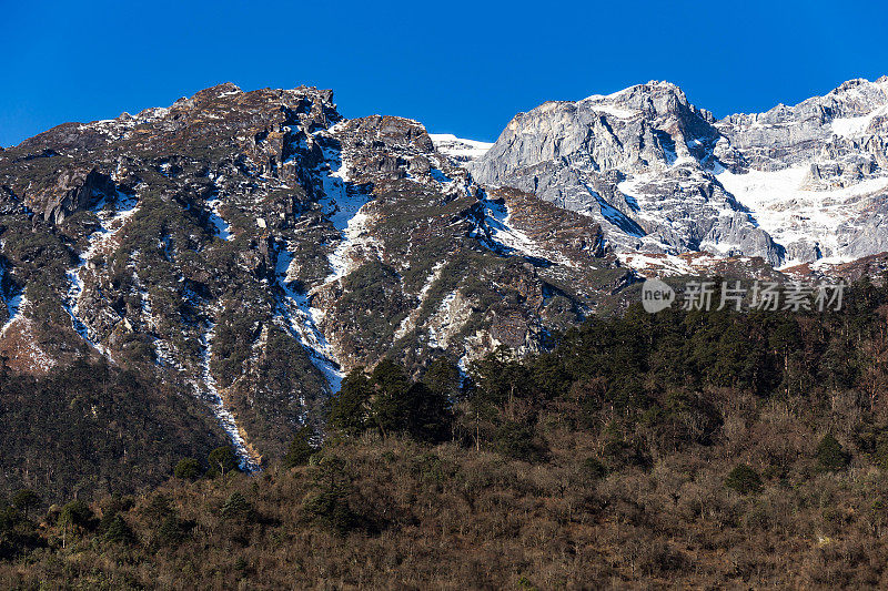 印度北锡金的拉钦，山顶上几乎没有积雪。