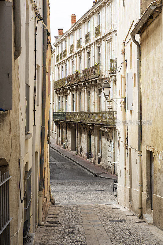 法国南部蒙彼利埃风景如画的小巷