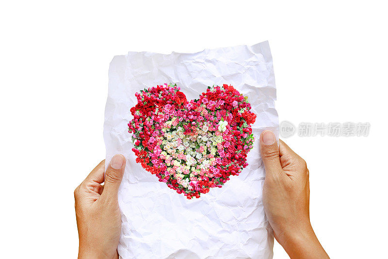 女人的手拿着皱巴巴的纸与心玫瑰花的形象