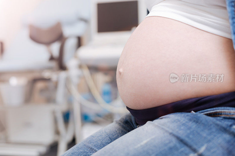 孕妇在医院等医生