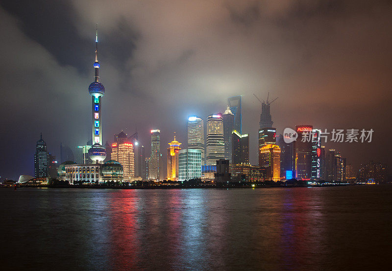 上海著名摩天大楼的经典景观。上海是中国主要的商业和旅游中心之一。东方明珠电视塔一览无余。