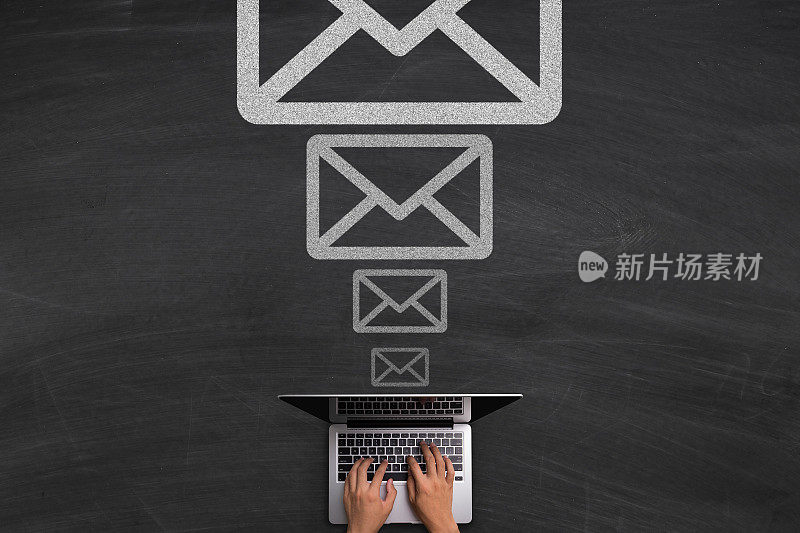 电子邮件概念与笔记本在黑板上