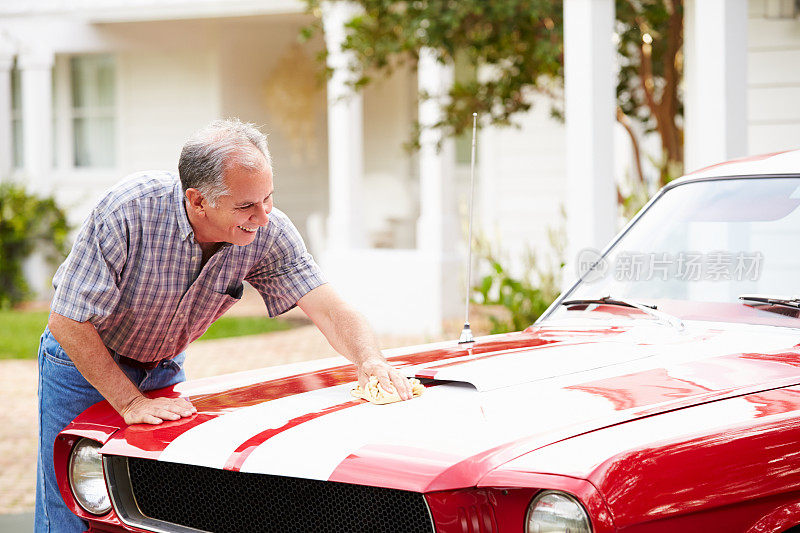 退休老人清洗修复汽车