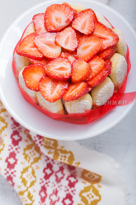 草莓“夏洛特”蛋糕