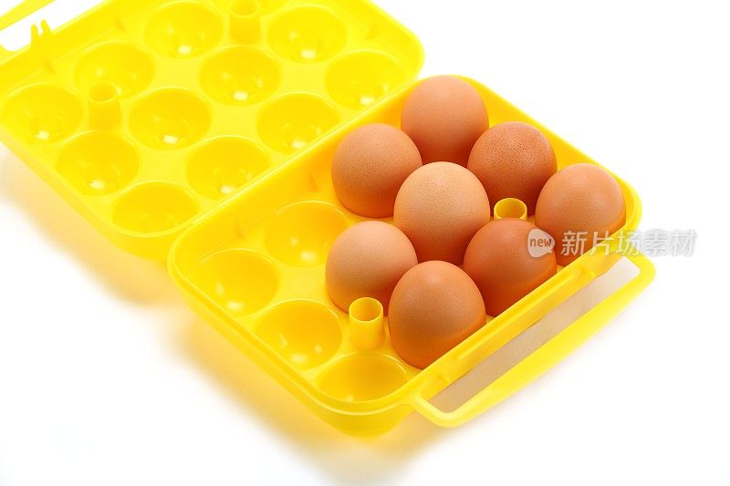 在白色背景下，把鸡蛋放在蛋架里
