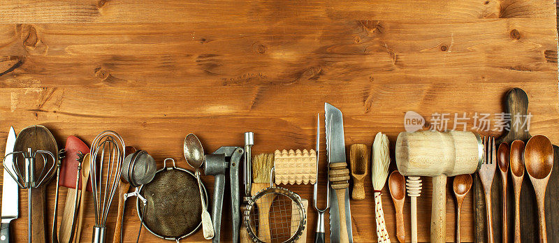 旧厨房用具放在木板上。销售厨房设备。厨师的工具。