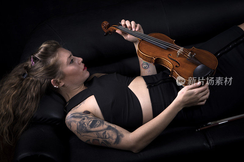 美丽的小提琴家的女人