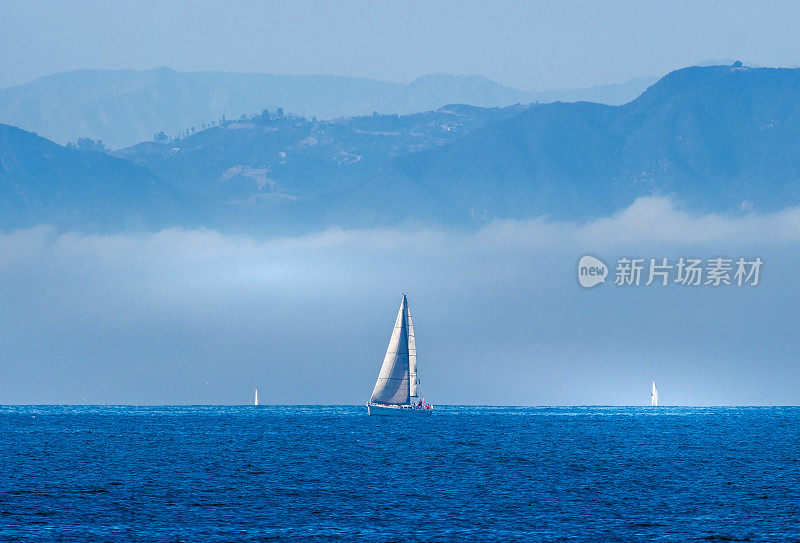 一艘帆船，背景是好莱坞的群山