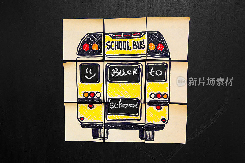 回到学校背景与标题“回到学校”和“校车”写在黄色的纸在黑板上用粉笔写的数学公式