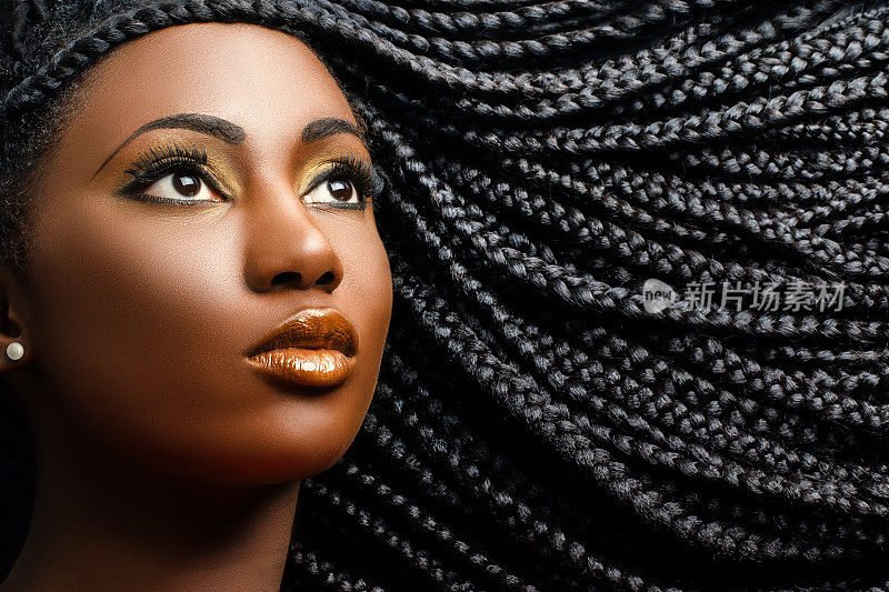 编成辫子的非洲女性美女。