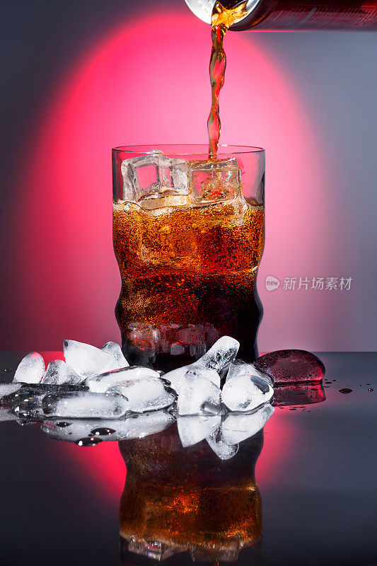 可乐在饮用玻璃与冰甜苏打饮料饮料快餐与大卡路里