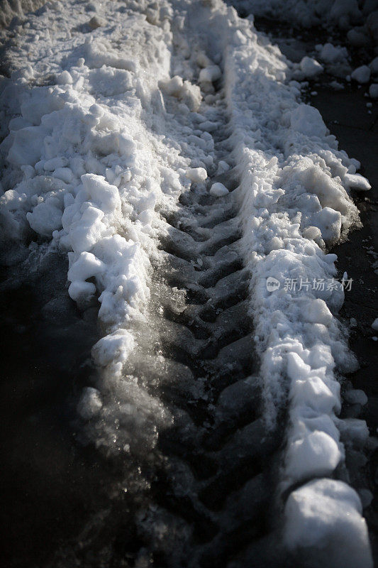 汽车轮胎上的积雪痕迹