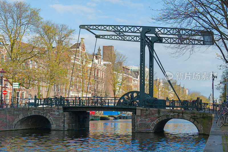 荷兰阿姆斯特丹运河上的典型升降机桥