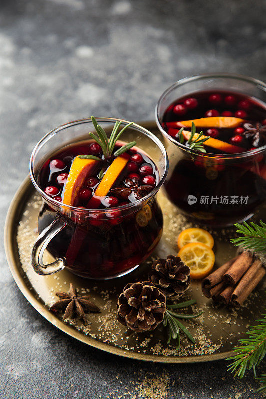 圣诞节用玻璃杯盛着的热葡萄酒