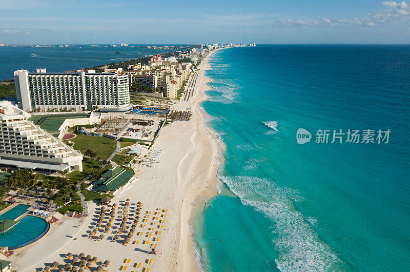 坎昆海滩全景鸟瞰图。加勒比海海滩鸟瞰图。Zona酒店的顶视图。美丽的自然景观和热带海滩。加勒比海海边的海滩，绿松石色的水和大浪
