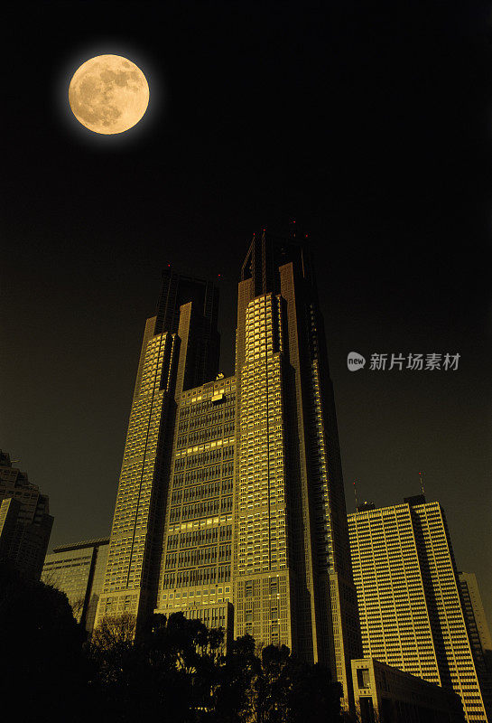 满月升上东京新宿摩天大楼