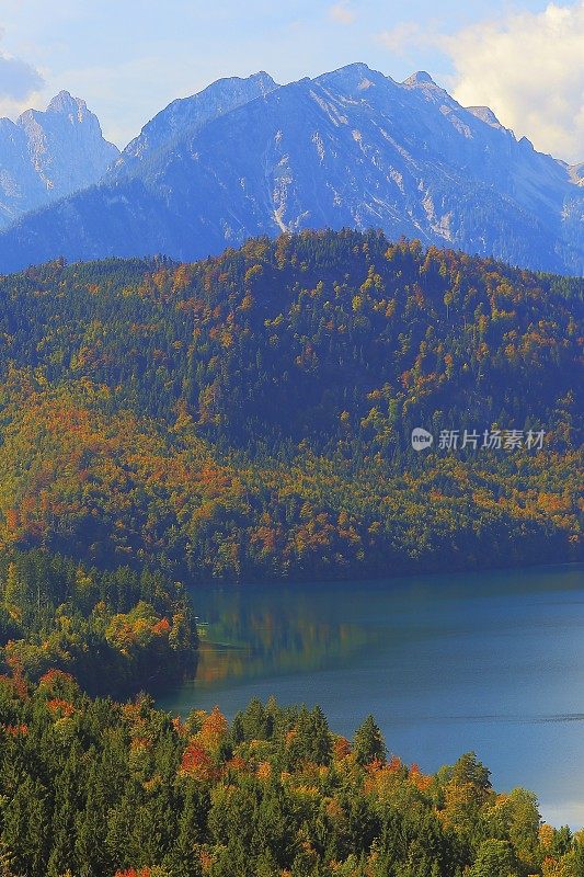 德国巴伐利亚州的巴伐利亚阿尔卑斯山脉，卡文德尔山脉-富森和霍亨斯高的田园诗般的阿尔卑斯湖